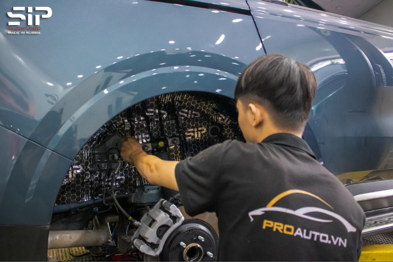 Dán cách âm SIP tại vị trí 4 hốc bánh xe hơi