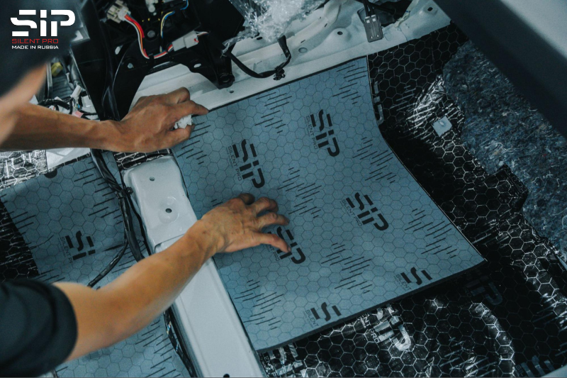 Dán thêm lớp tiêu âm để hấp thụ và triệt tiêu tiếng ồn hiệu quả