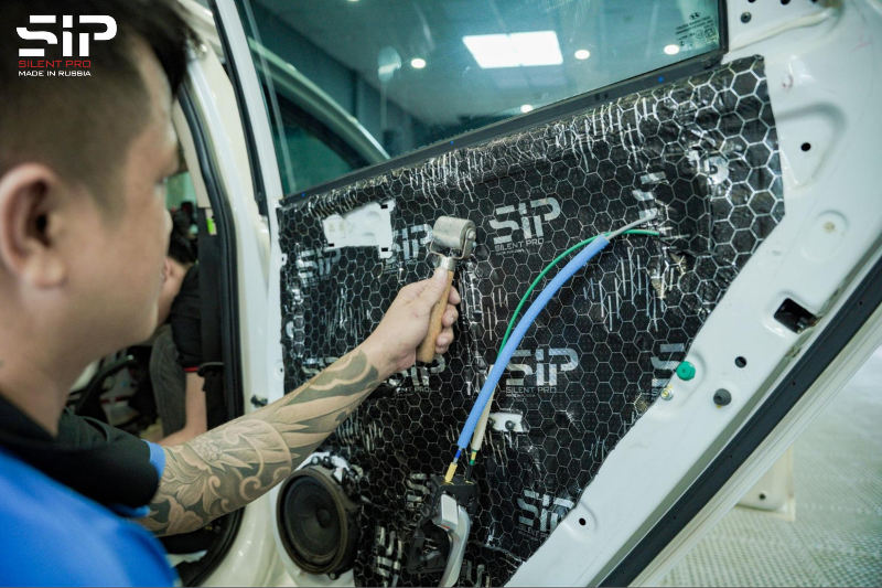 Hình ảnh kỹ thuật viên thi công dán cách âm SIP xe ô tô tại Lâm Đồng