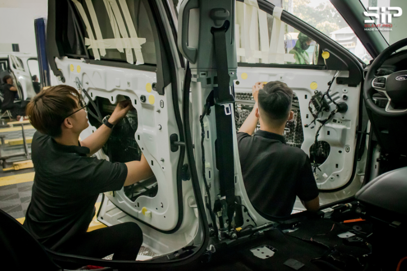 Quá trình kỹ thuật viên cách âm SIP xe ô tô tại Kom Tum