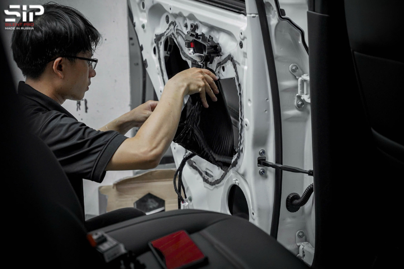 Cận cảnh thi công vị trí cửa xe - Cách âm SIP xe ô tô tại Gia Lai