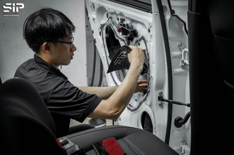 Đội ngũ kỹ thuật viên dán cách âm SIP xe ô tô tại Vĩnh Long