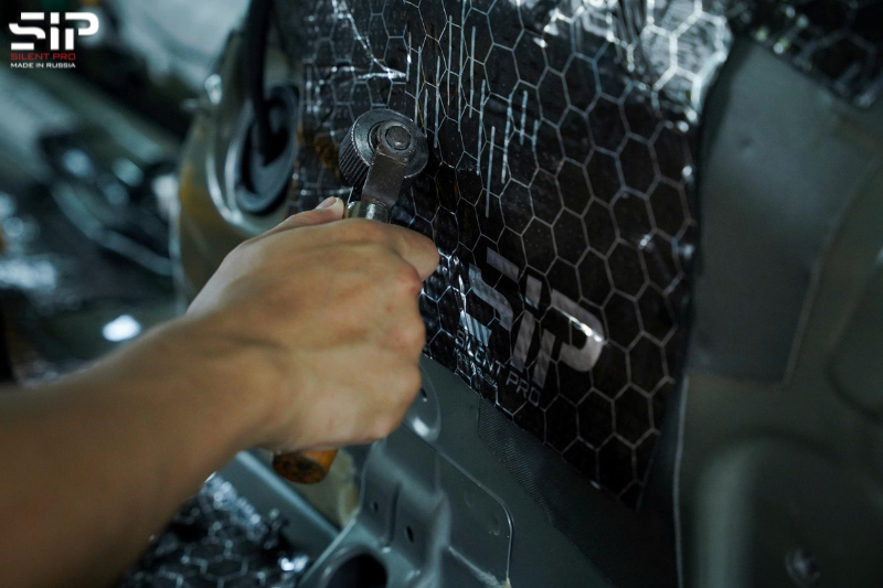 Cận cách đội ngũ kỹ thuật viên cách âm SIP xe ô tô tại Khánh Thuận